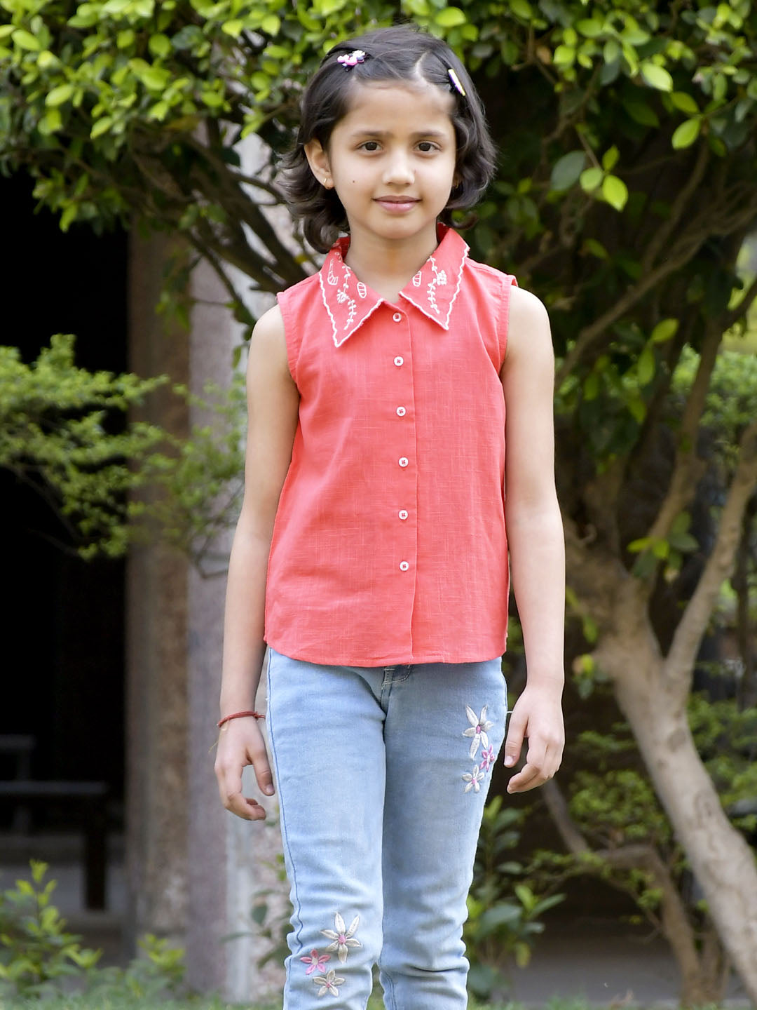 Scoup Sleveeless embroidered collor top