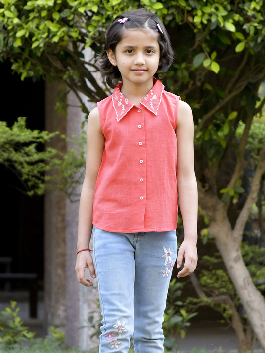 Scoup Sleveeless embroidered collor top